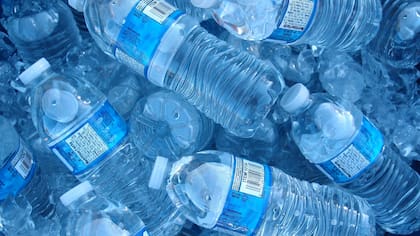 Los argentinos tomamos, en promedio, 2,3 litros de agua por d?a