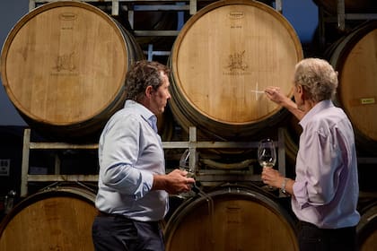 Los Arizu seleccionando barricas en la bodega Luigi Bosca.