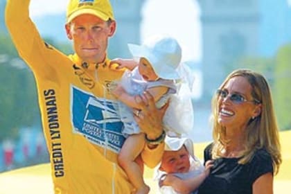 Los Armstrong en 2019: Lance, Kristine, Luke, de espalda, y Grace e Isabelle, en brazos