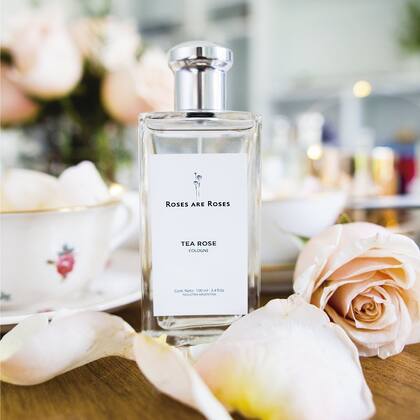 Los aromas de Roses Are Roses pueden disfrutarse en distintas presentaciones, desde eau de parfums a colonias, difusores y home sprays.