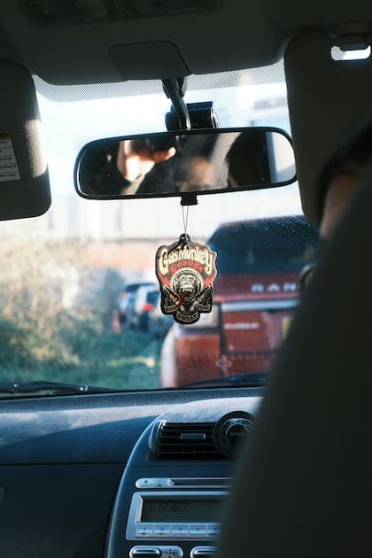 Los aromatizantes están prohibidos si obstaculizan la vista del conductor (Unsplash)