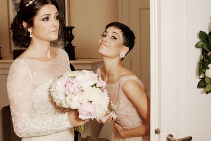 Los aros, de Jean-Pierre, son de oro blanco y brillante en forma de pera de cuatro quilates. El vestido para la ceremonia, by Gabriela Cadena, fue hecho en encaje, organza, tul francés y charmeuse de seda. La confección demandó una sola prueba en Nueva York –donde vive la diseñadora– y cuatrocientas horas de trabajo.