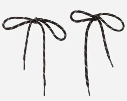 Los aros están hechos de cordones de lazo de poliéster de color negro con detalles blancos
