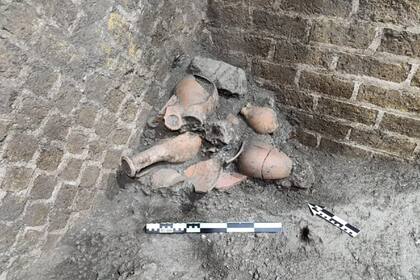 Los arqueólogos de Pompeya hallaron artilugios y marcas que dejaron los habitantes de la ciudad que retornaron después de la erupción