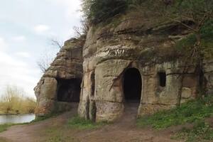 La cueva del rey exiliado: hallan un “palacio de piedra” de 1200 años