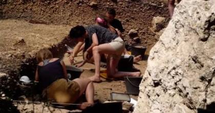 Los arqueólogos descubrieron restos humanos modernos en la cueva de Mandrin que datan de hace 54.000 años, miles de años antes de lo que se pensaba