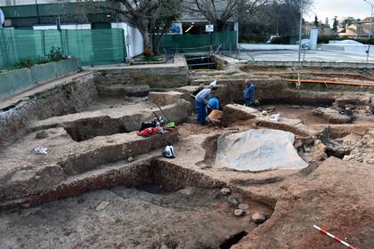 Los arqueólogos hallaron durante una excavación de urgencia en Córdoba un carpal (hueso de la mano) de un elefante de grandes proporciones