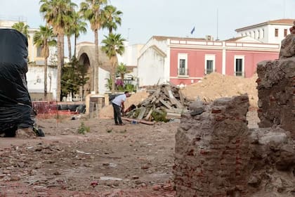 Los arqueólogos hallaron un estanque, un domus y dos calles de la época romana