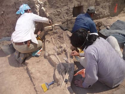 Los arqueólogos realizando las investigaciones en la zona (Foto: Cortesía | Cristina García Moreno para El Sol de México)