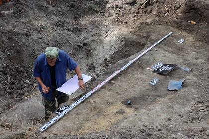 Los arqueólogos trabajan en el lugar donde hallaron los cuerpos enterrados de dos niños, uno de ellos con técnicas "anti vampiros"