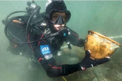Los arqueólogos usaron sonares y equipos submarinos de fotogrametría para escanear el arrecife de Khoa