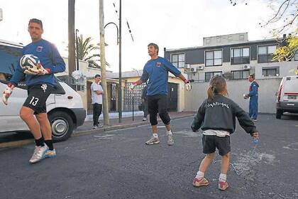 Los arqueros hacen el precalentamiento en la calle