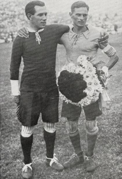 Los arqueros Pedro Isusi (Independiente) y Américo Tesoriere (Boca), posan para El Gráfico en 1926.