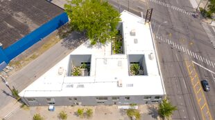 Los arquitectos abrieron agujeros en el techo para crear patios y permitir la entrada de luz natural