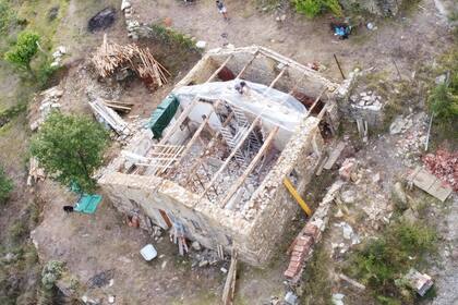 Los arquitectos, en acción, reconstruyendo el techo de la propiedad