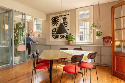Los arquitectos Florencia Ordóñez y Nik Wenzke eligieronla misma mesa y distintas sillas de La Feliz para su casa. El tapiz es de Nico De Caro.