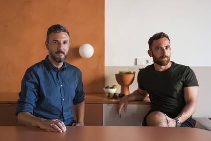 Los arquitectos italianos residentes en Barcelona Matteo Colombo (izq.) y Andrea Serboli.