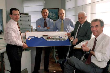 Los arquitectos que estuvieron detrás del proyecto de la aeroisla, Fernando D. Ferluga, Juan C. Federici, Juan J. Amato, Ricardo A. Ferluga y Juan Zarategui