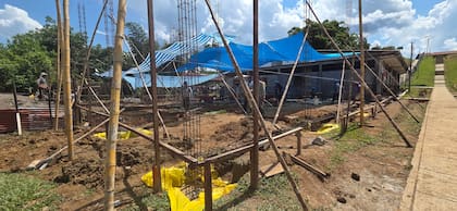 Los arquitectos tuvieron en cuenta las costumbres constructivas locales, como la ventilación cruzada, que se gana con ventanas siempre abiertas y dispuestas para que pueda circular el aire