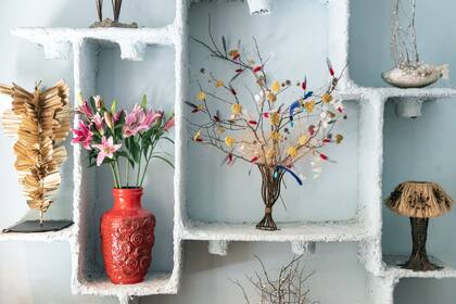 Los arreglos florales ya no tienen una forma reglamentaria y el juego está abierto a una imaginación sin límites, como la naturaleza misma.