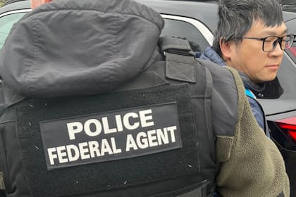 Los arrestos se produjeron al terminar audiencias migratorias en ciudades como Chicago, Phoenix y Seattle, donde fiscales retiraron los cargos sin expulsión formal