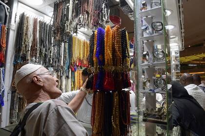 Los artesanos locales aprovechan el turismo religioso