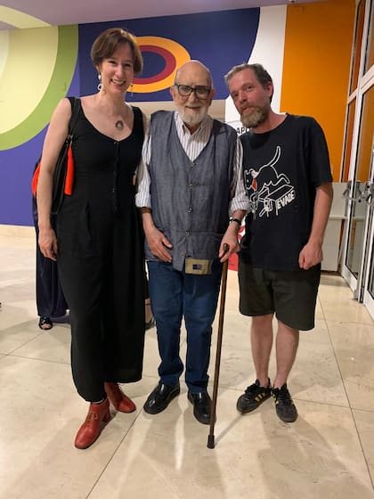 Los artistas Cecilia Ivanchevich, Luis Felipe Noé y Hernán Soriano, ganador del premio Azcuy 2022.