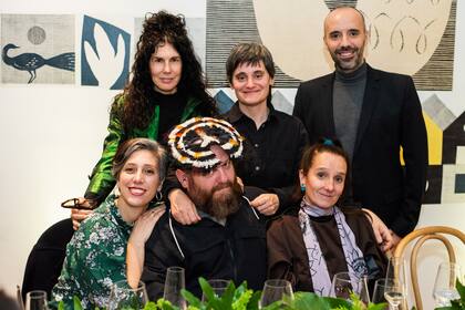 Los artistas Cynthia Cohen, Charly Herera, Luciana Lamothe y Marcela Cabutti, junto a Francisco Lemus y Jimena Ferreiro, del equipo de curaduría del Moderno
