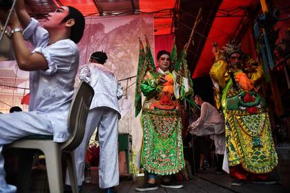 Los artistas de la ópera tradicional china de la compañía Sai Yong Hong se preparan detrás del escenario antes de una actuación en el primer día del Año Nuevo Lunar en Bangkok