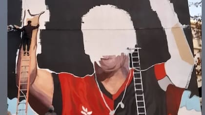 Los artistas fueron atacados cuando pintaban murales con las imágenes de Diego Maradona y Lionel Messi