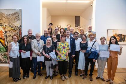 Los artistas ganadores con los funcionarios que les otorgaron la distinción, en el Museo Nacional de Bellas Artes