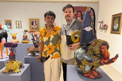 Los artistas Juan Pablo Arias y Gustavo Mendoza se unieron para crear obras de cerámica y textil llenas de color en la Feria a.362 de Resistencia, Chaco