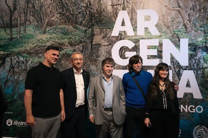 Los artistas Juliana Laffitte y Manuel Mendanha junto con Andrés Buhar, el intendente de Rosario, Pablo Javkin, y el subsecretario de Cultura en el Museo Castagnino