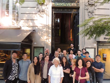 Los artistas rodean a Florencia Cárdenas, vestida de blanco, en el frente del Conventillo de Artistas.