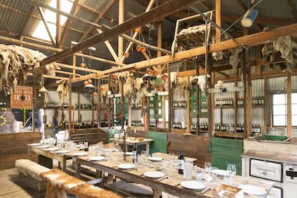 Los asados se sirven en el galpón de esquila, ambientado con cueros e iluminado por velas