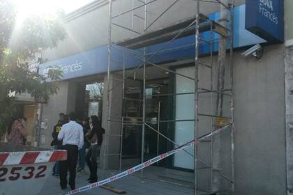 Los asaltantes rompieron los vidrios, robaron el dinero y huyeron en un auto