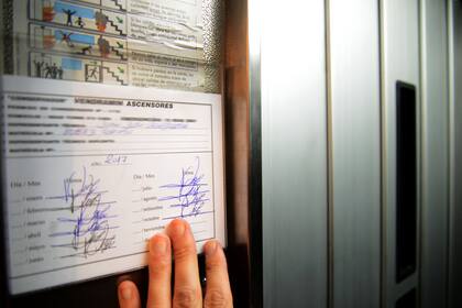 Los ascensores deben contar con la constancia de mantenimiento y un código QR