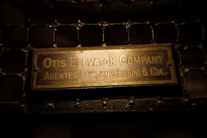 Los ascensores fueron construidos por la empresa neoyorquina Otis Elevator Company.