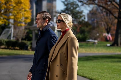 Los asesores principales del presidente Jared Kushner e Ivanka Trump caminan por el jardín sur de la Casa Blanca, el 29 de noviembre de 2020 en Washington, DC