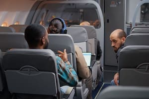 Los asientos de la parte trasera y los localizados junto a las alas suelen ser los más seguros, según estudios científicos (imagen ilustrativa)