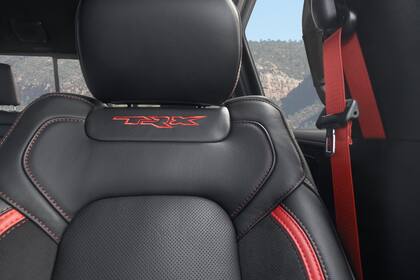 Los asientos delanteros son individuales eléctricos de 12 posiciones con calefacción, ventilación, función de masaje y memoria de posición