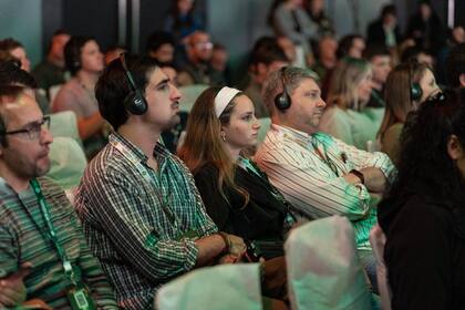Los asistentes a la charla de Rattan Lal