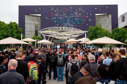 Los asistentes a la conferencia inaugural del WWDC 2019 antes de entrar al auditorio