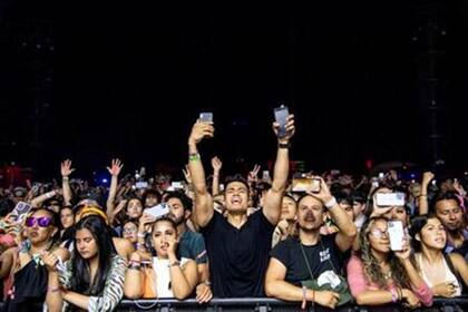 Los asistentes al festival en el Festival de Música y Artes de Coachella el domingo 24 de abril de 2022 en Indio, California (Crédito: Amy Harris/AP)