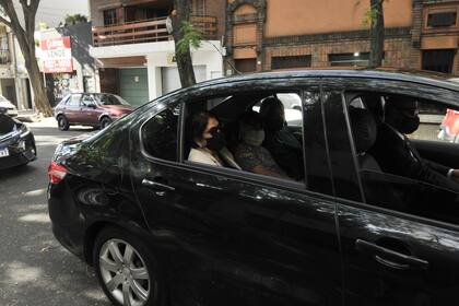 Los asistentes al velatorio, retirándose del lugar