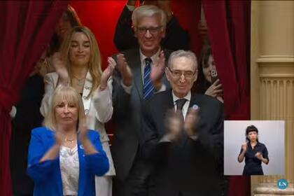 Los asistentes aplaudieron en la entrada del nuevo mandatario