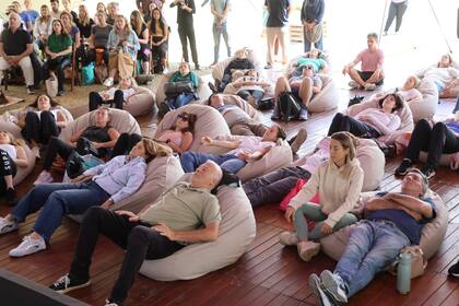 Los asistentes en una sesión de meditación