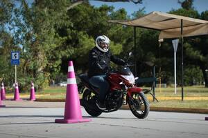 Los aspirantes a motociclistas deben tramitar la licencia en la sede del Parque Roca