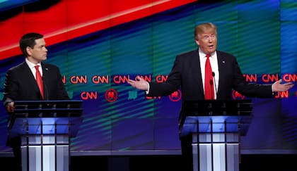 Los aspirantes presidenciales republicanos Donald Trump, a la derecha, y el senador Marco Rubio, de Florida, durante un debate presidencial el 10 de marzo de 2016, en Coral Gables, Florida. (Foto AP/Wilfredo Lee, Archivo)