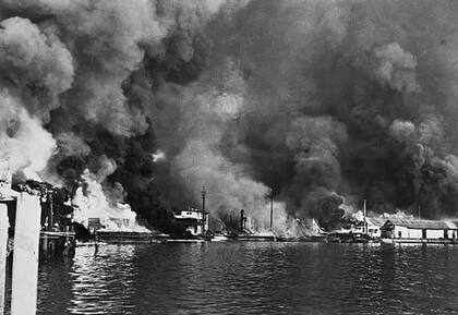 Los astilleros de la Armada de EE.UU. en Cavite, Filipinas, arden tras un ataque japonés el 12 de diciembre de 1941